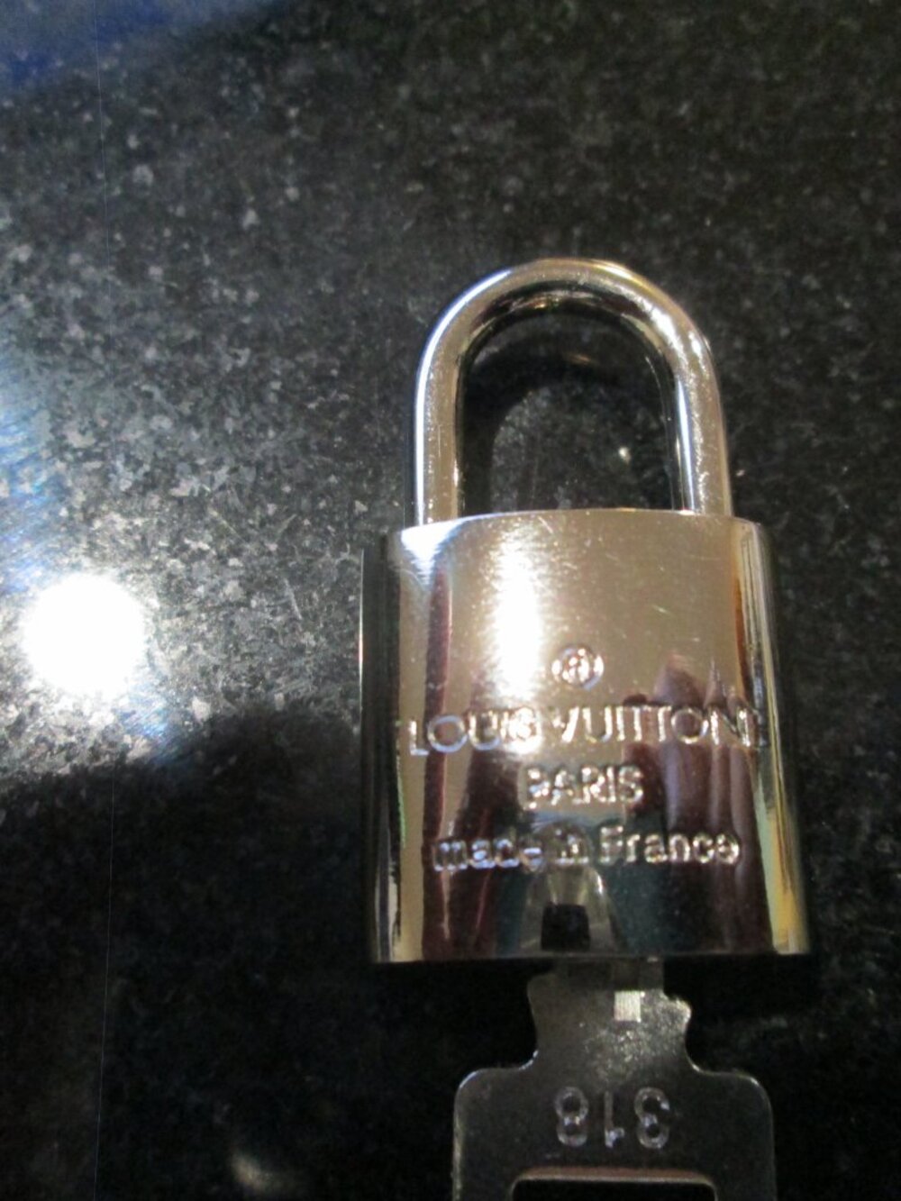 Louis Vuitton Silver Brass Lock . Number 318. One key Great condition! - Picture 9 of 9